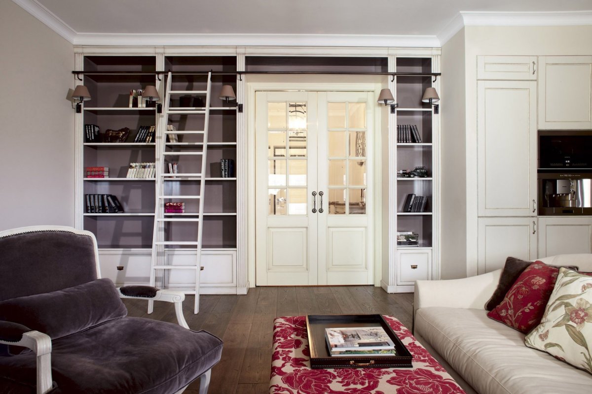 Книжные стеллажи вокруг окна