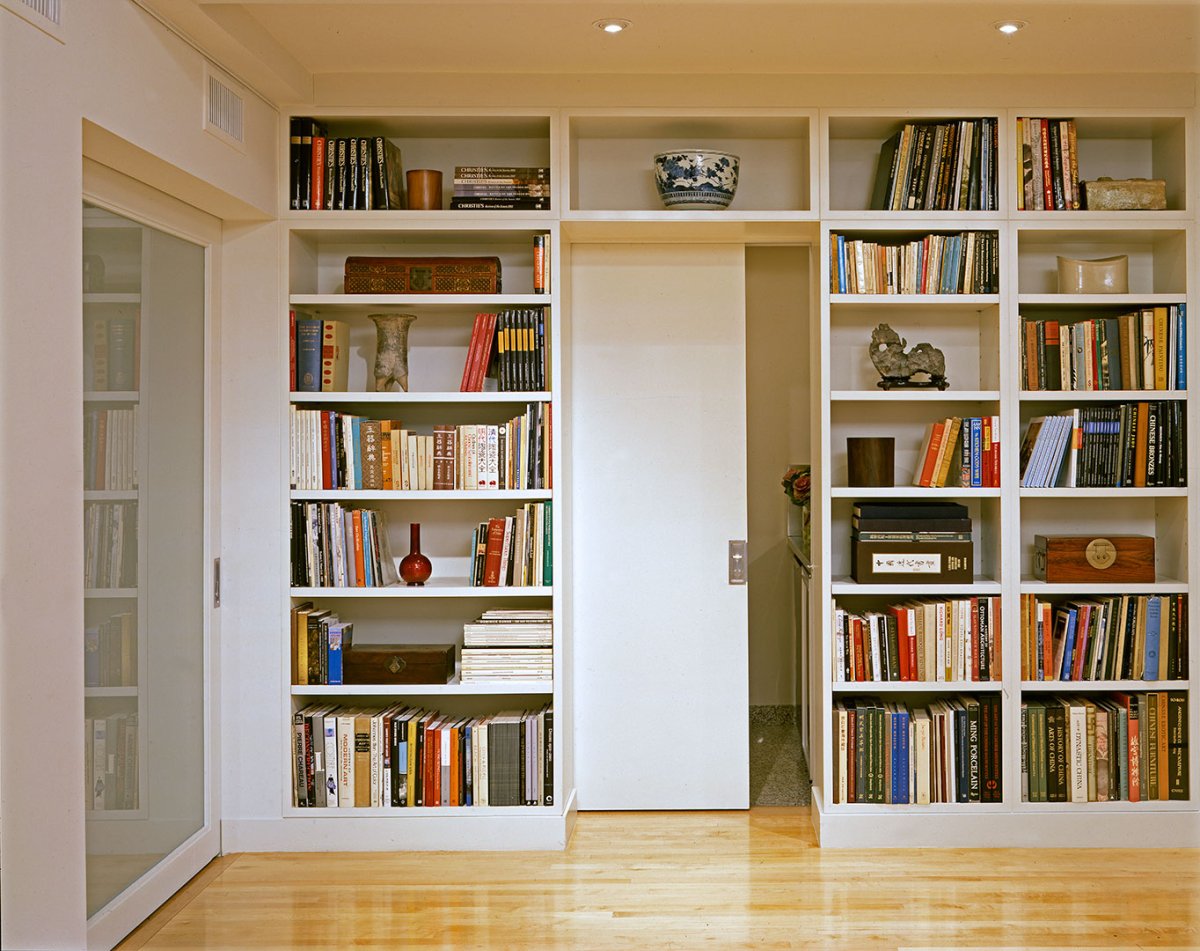 Книжная полка над дверью