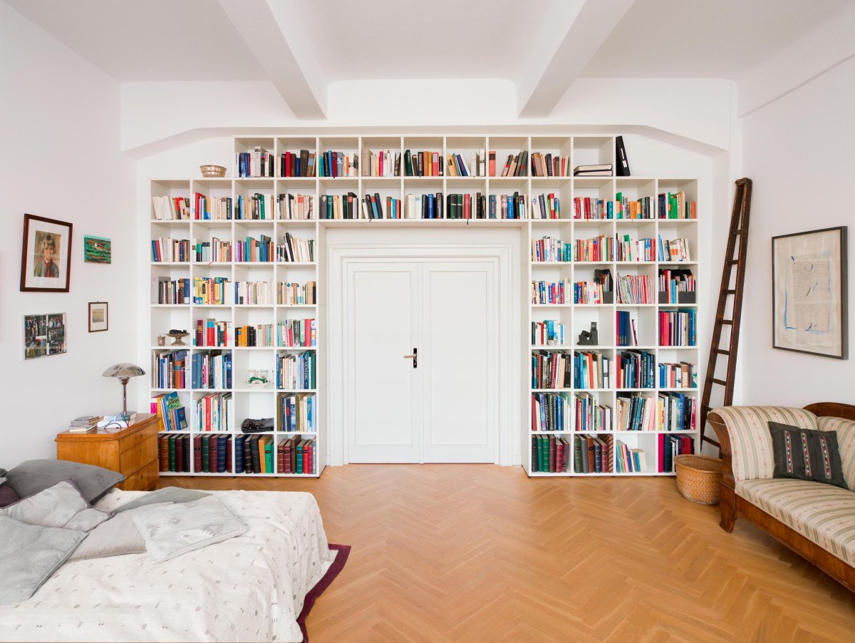 Книжный стеллаж над дверью