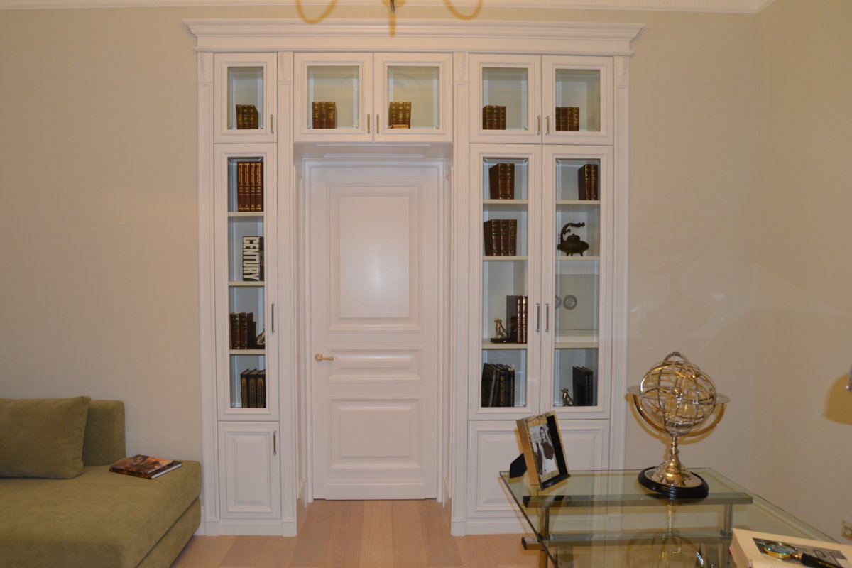 Гостиная с книжными полками