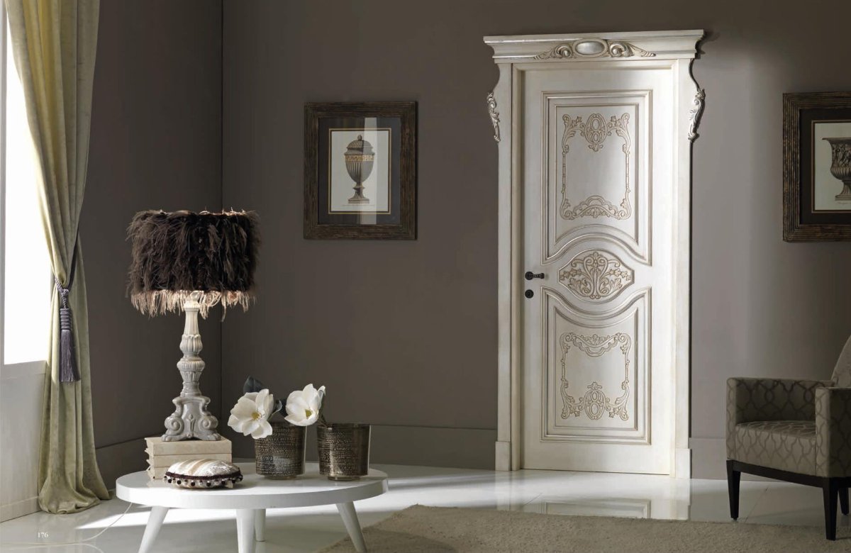 Двери в квартире с капителями