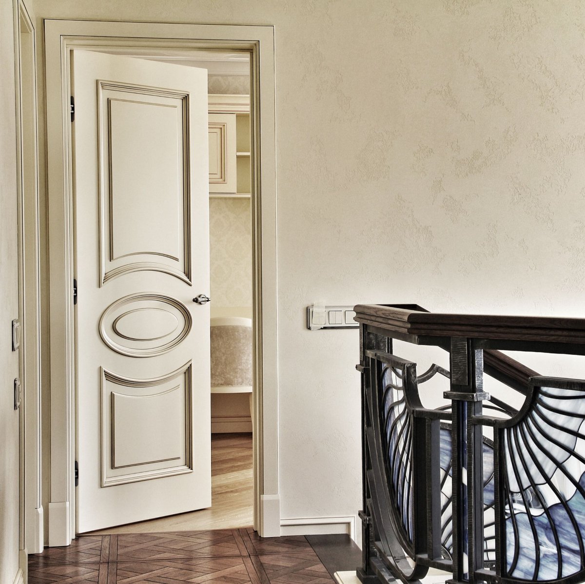 Шкаф с лепниной