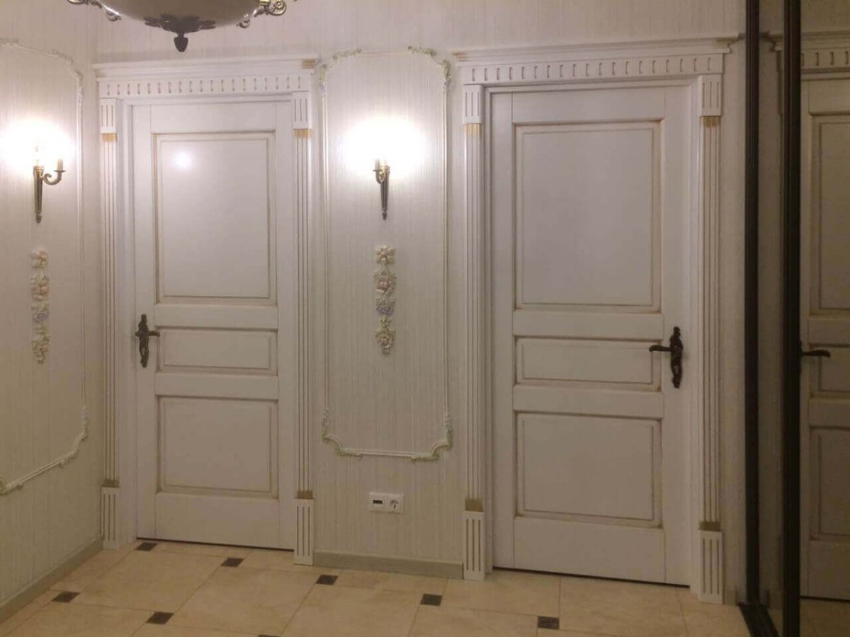 Межкомнатные двери с патиной в современном интерьере