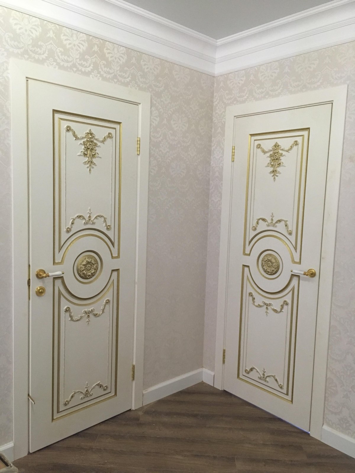 Белые элитные двери