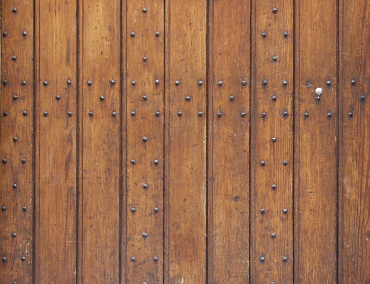 Бескаркасная дверь из вагонки в сарай