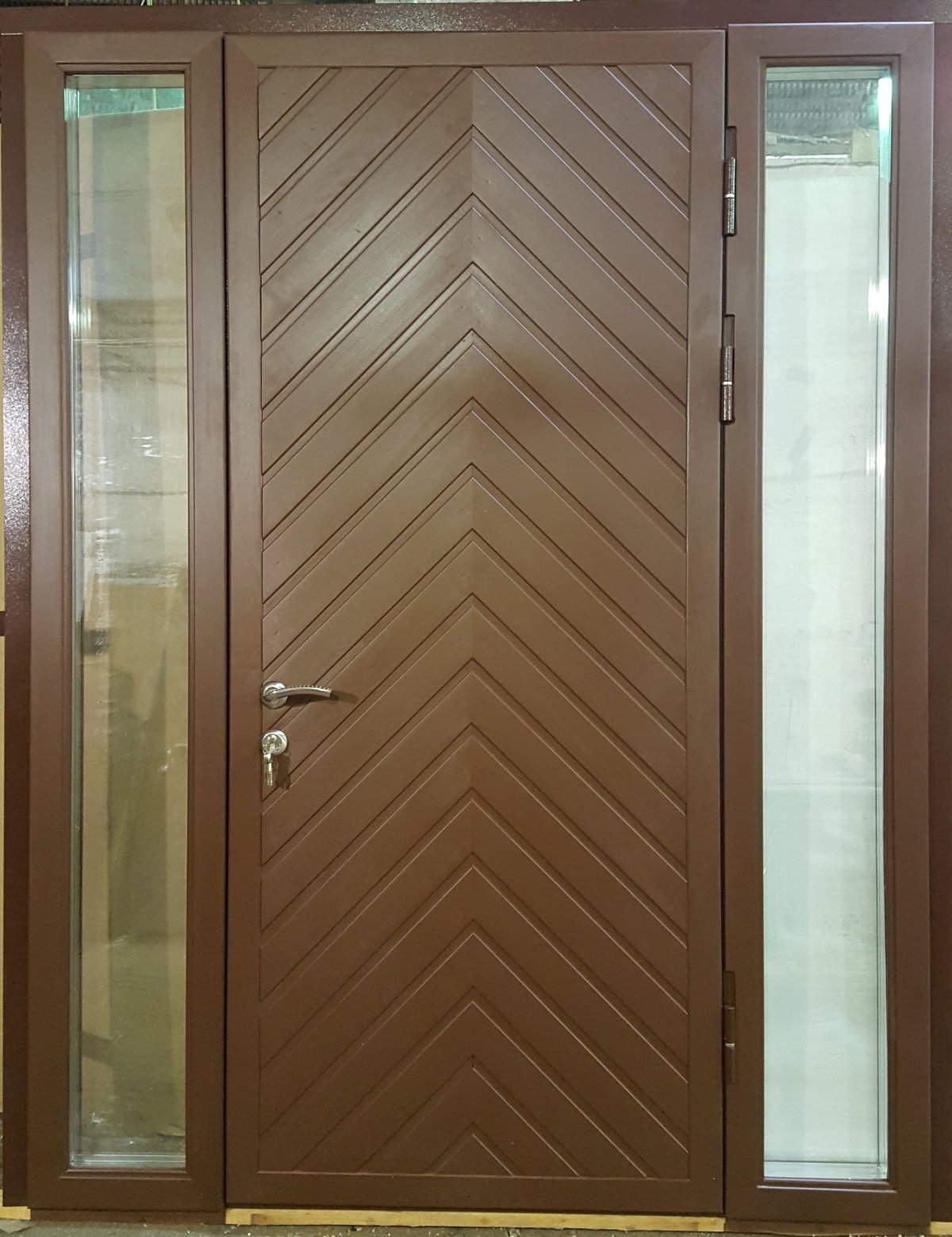 Входные двери из массива сосны