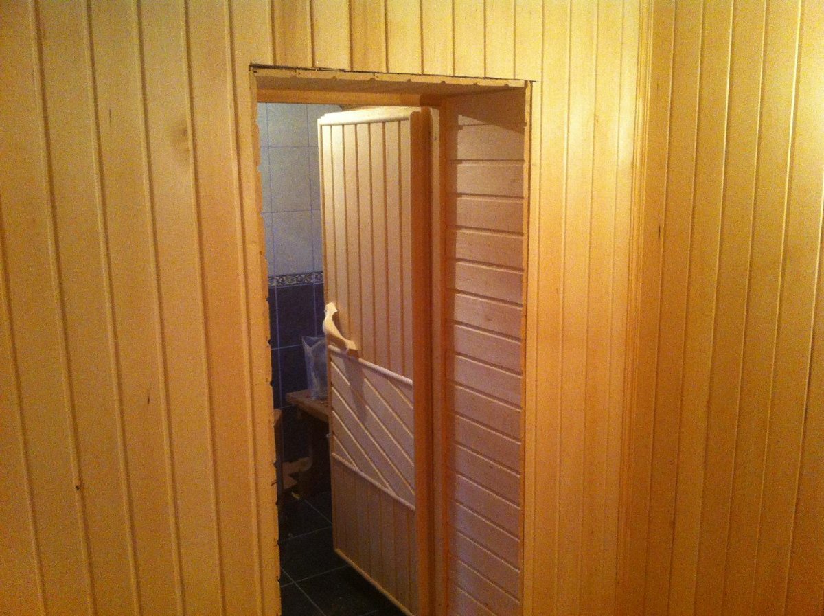 Дверь обшитая евровагонкой в интерьере