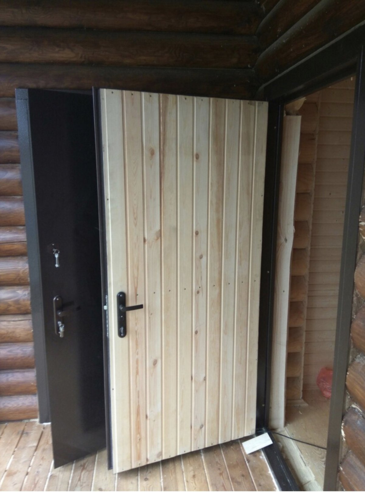 Дверь обшитая вагонкой снаружи