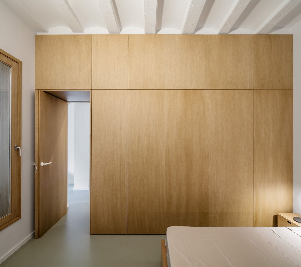 Отделка стен шпоном дерева