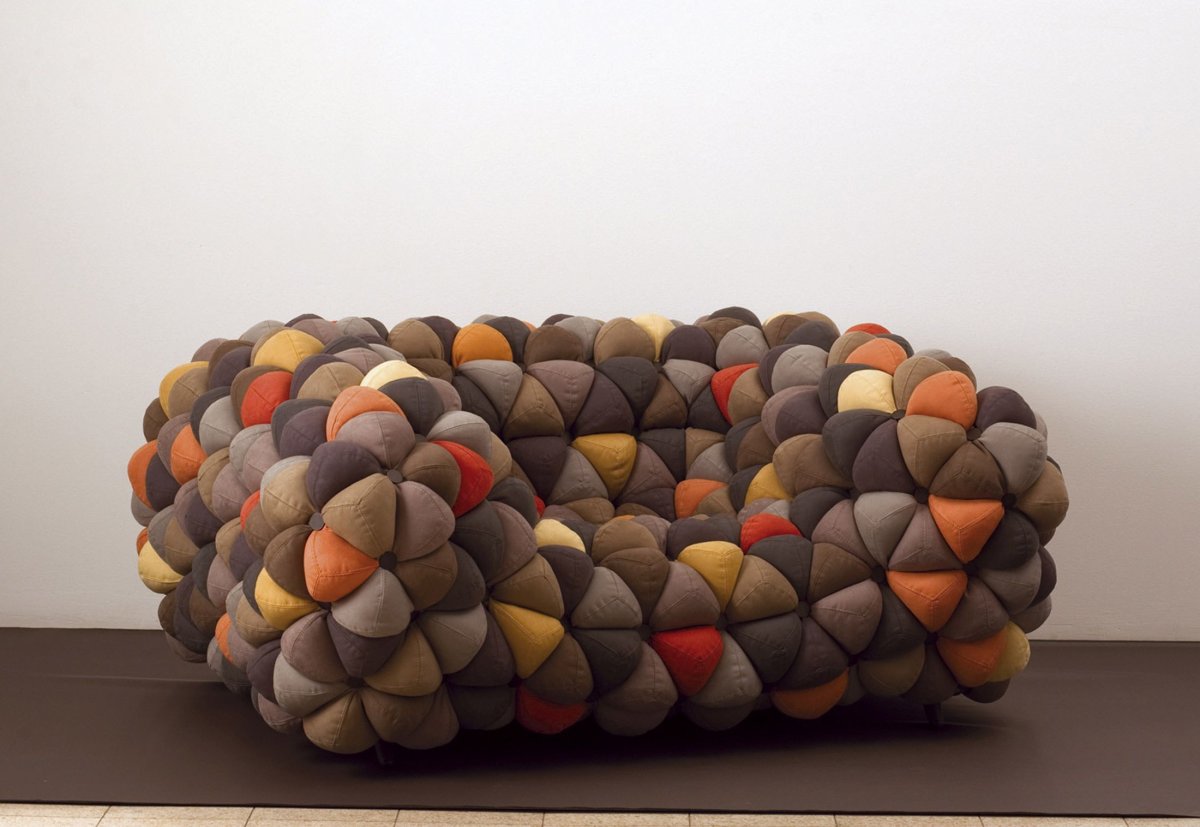 Диван в форме губ