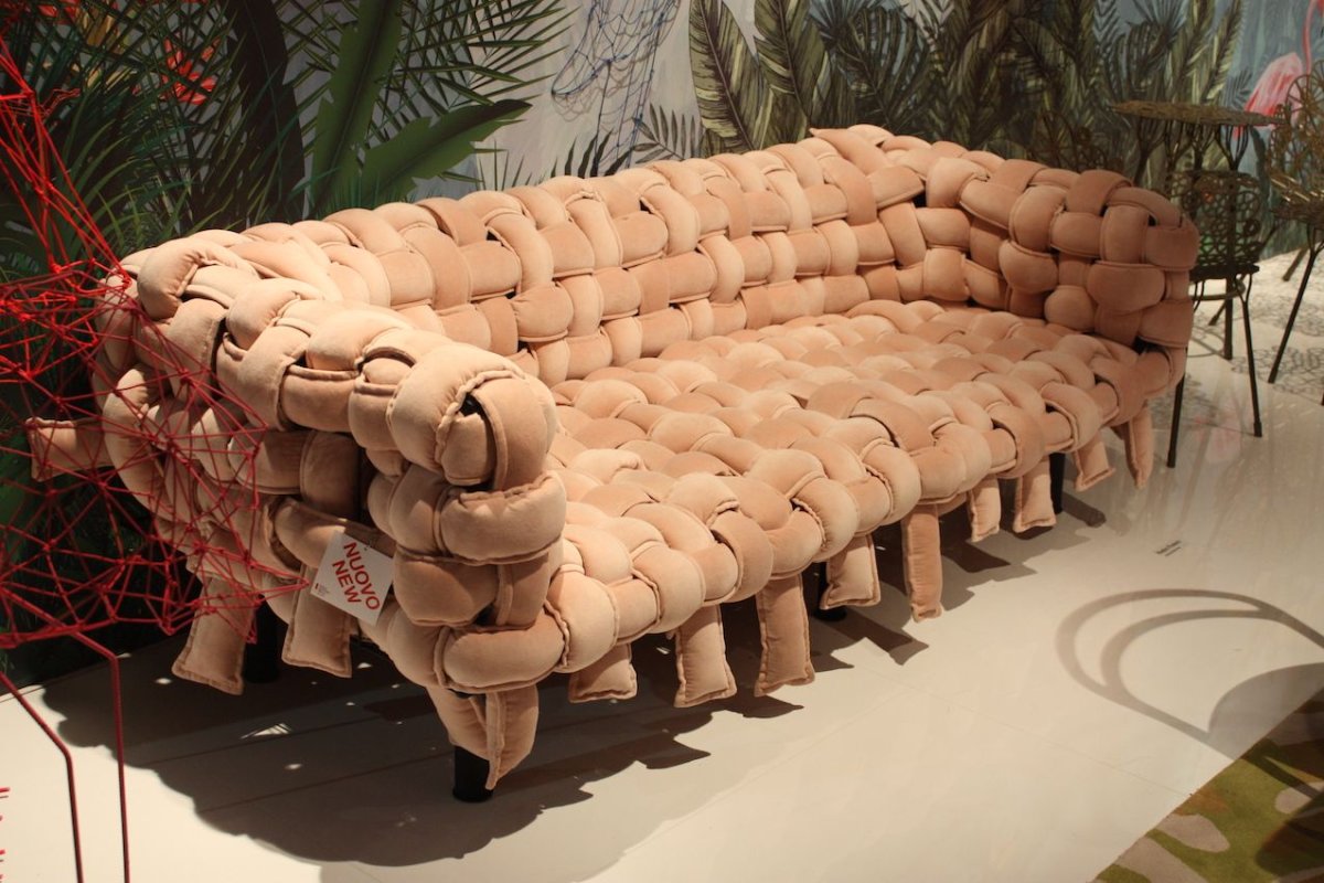 Диван из необычных материалов