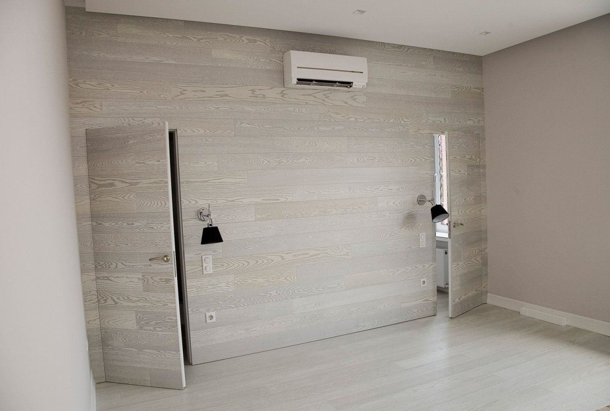 Скрытая дверь в интерьере