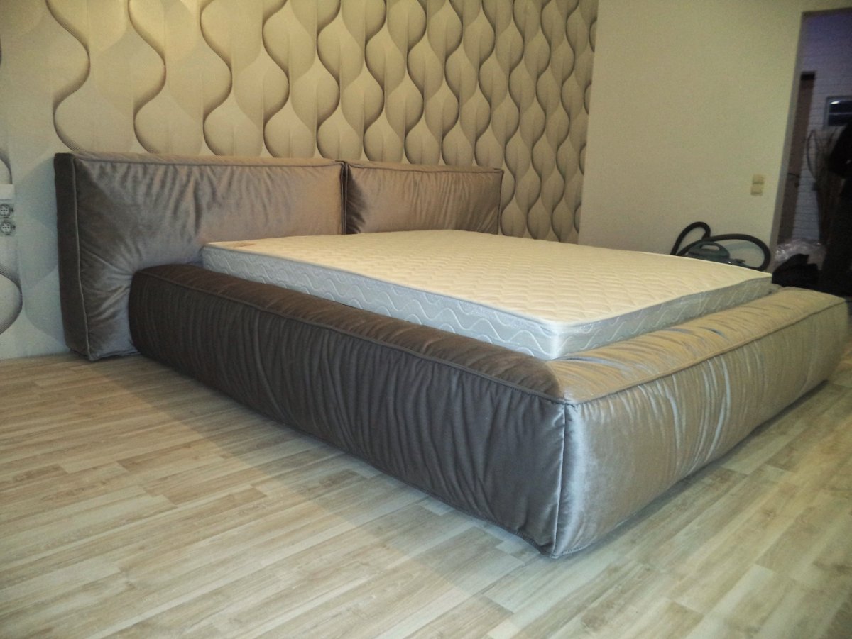 Кровать с деревянным изголовьем