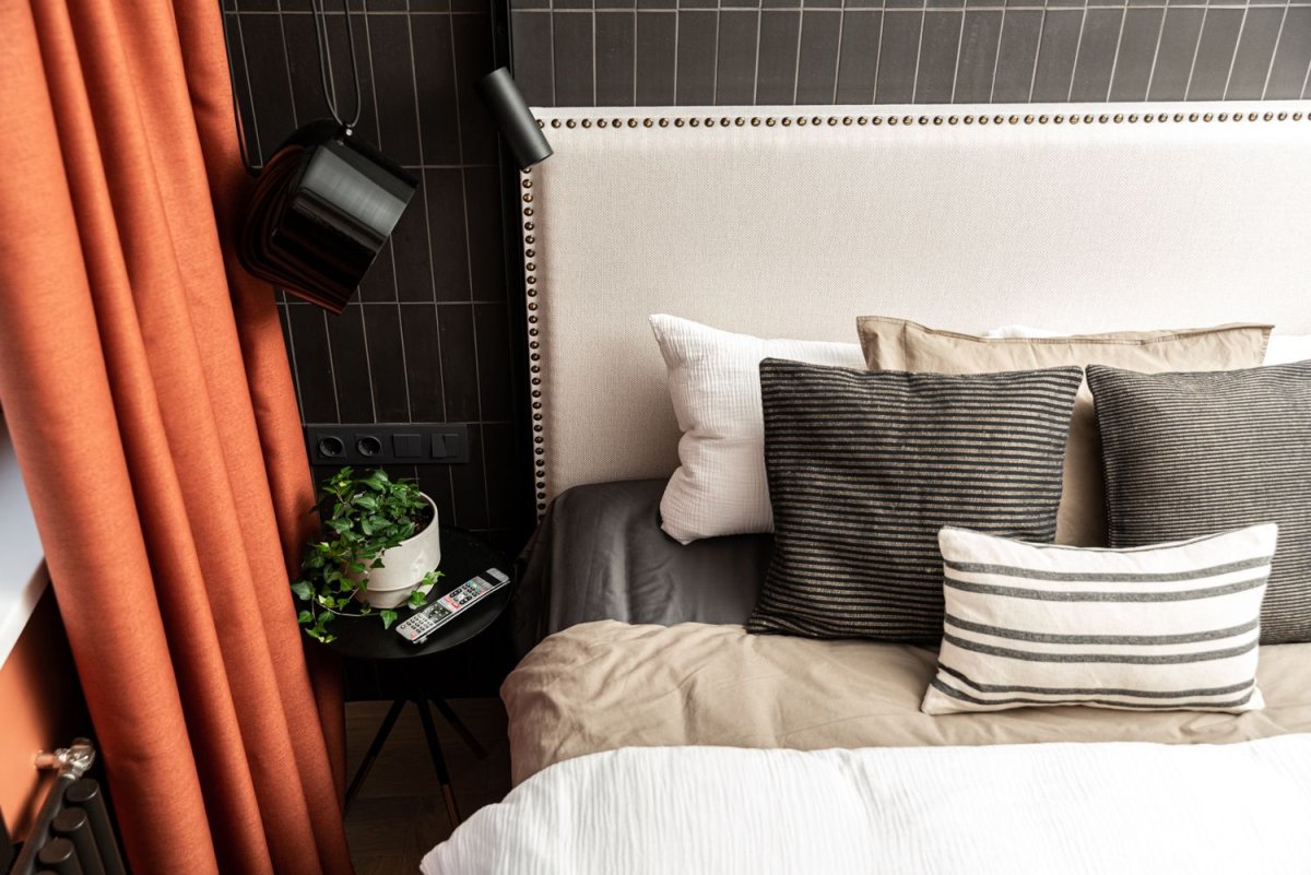 Кровать серая двуспальная с мягким изголовьем в стиле лофт