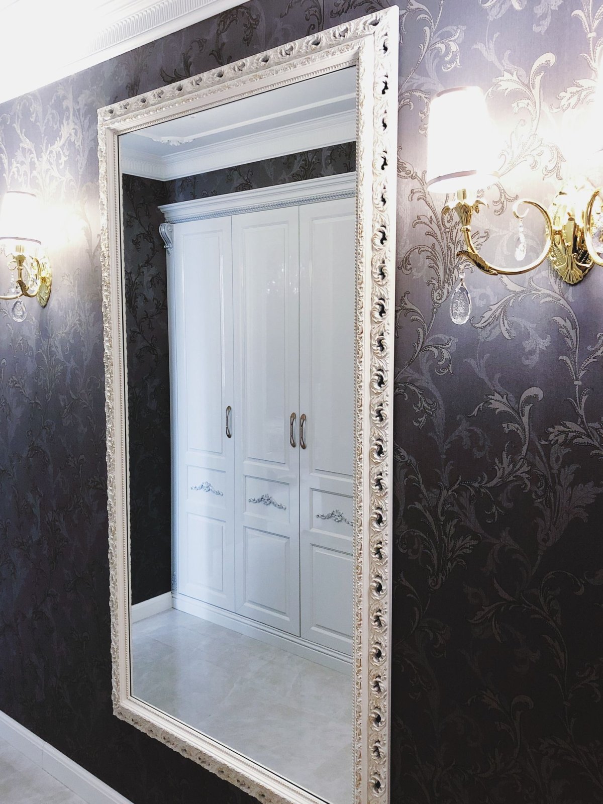 Зеркало в раме в гостиной