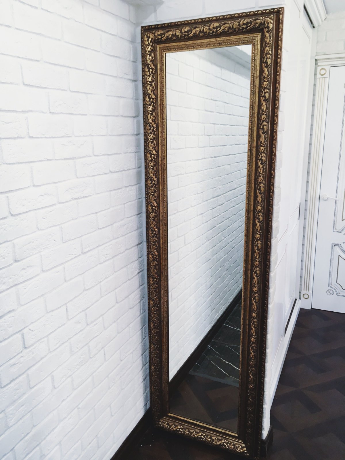 Большие зеркала в спальне