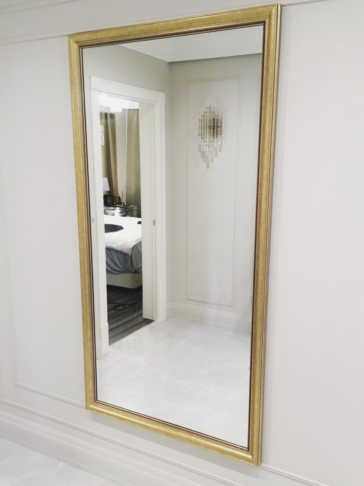 Зеркало в багете для прихожей