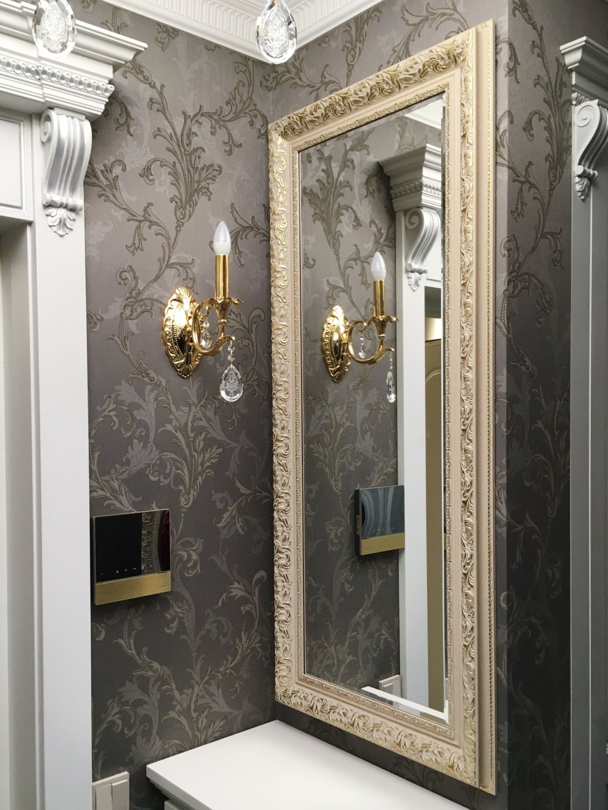 Зеркало в багете для прихожей