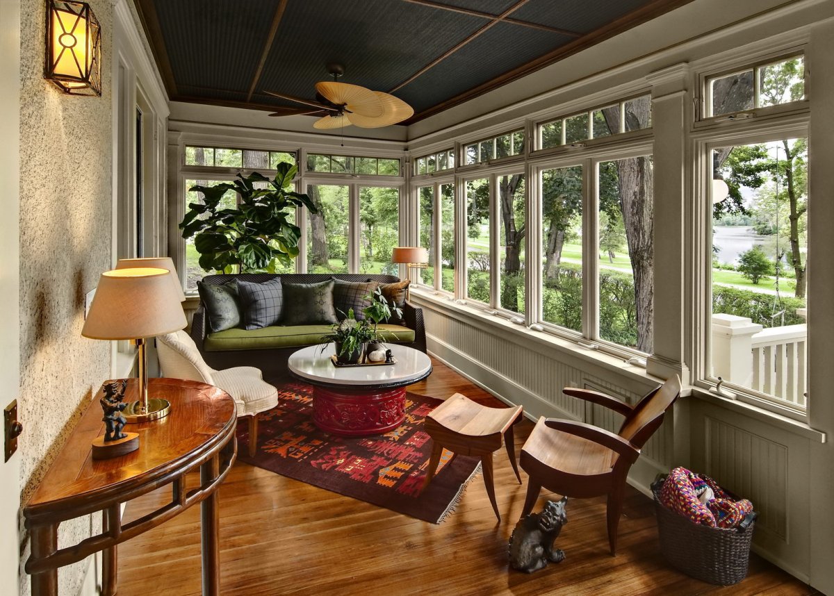 Интерьер веранды в частном доме в деревне