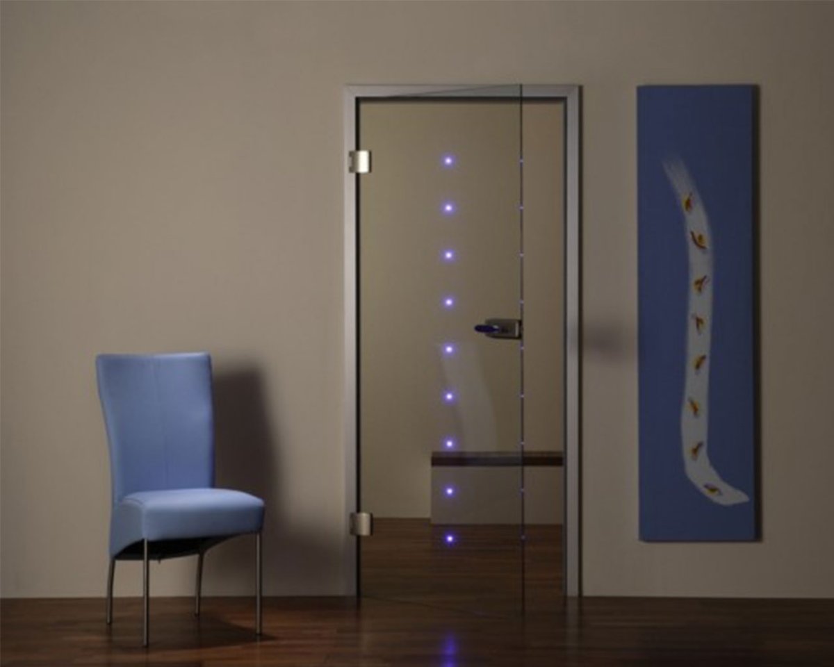 Стеклянная дверь прозрачная