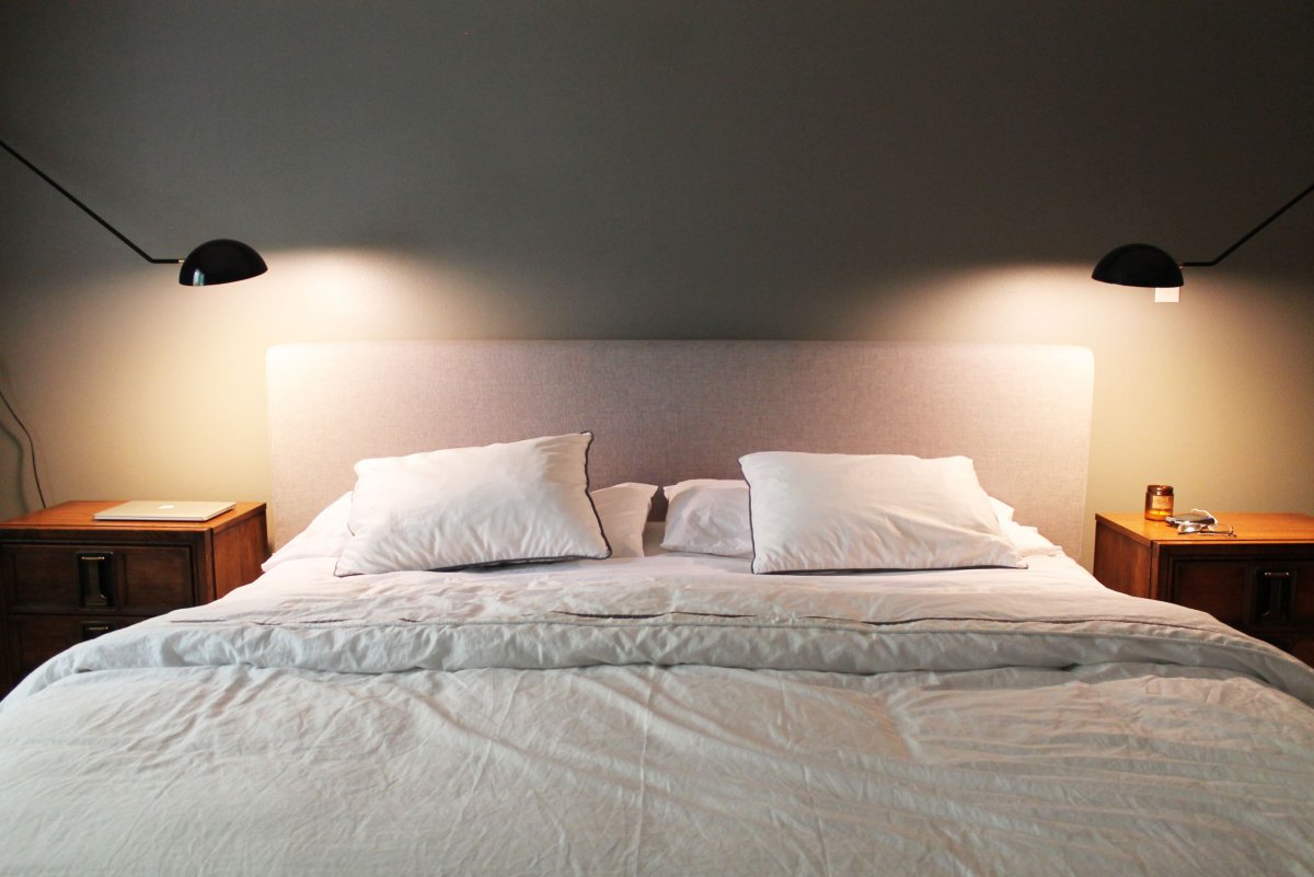 Красивая спальня с большой кроватью