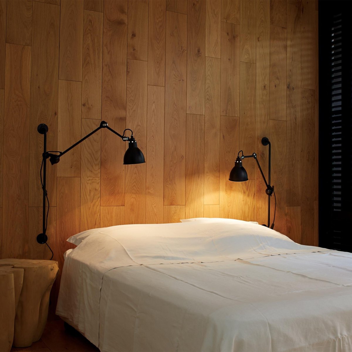 Светильники возле кровати в спальне