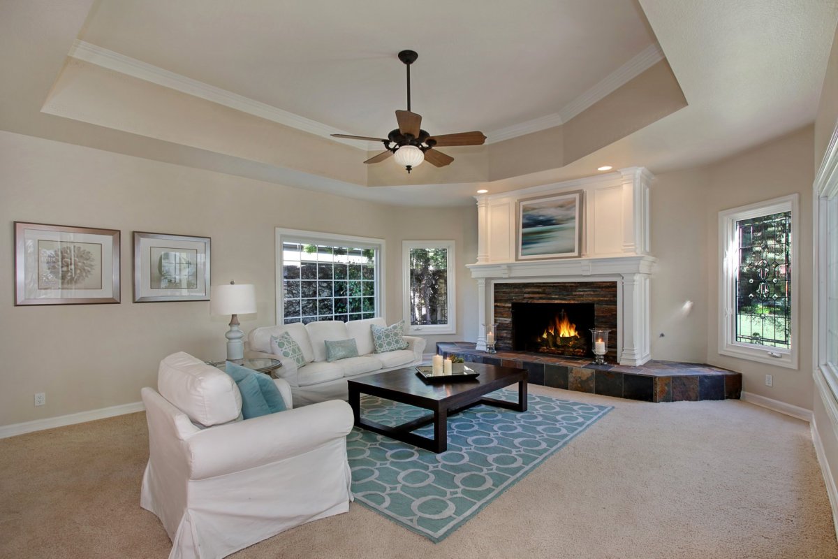 Большая комната с камином