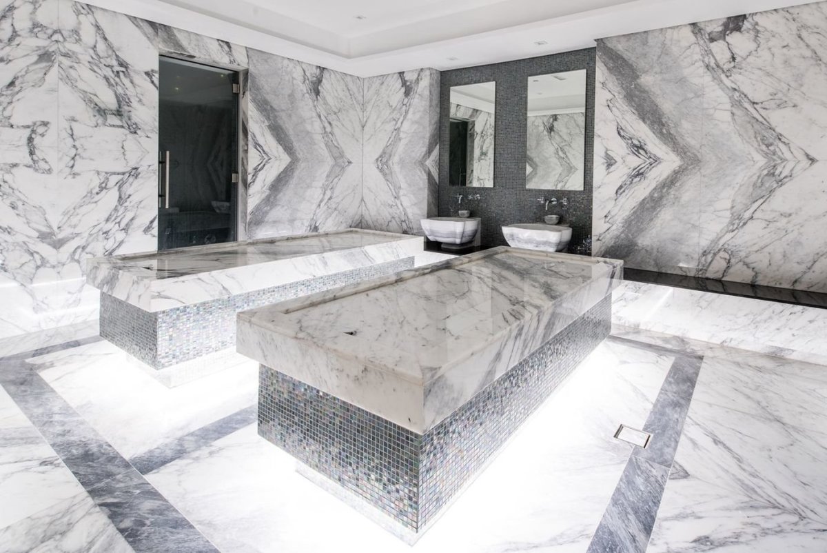 Белый мрамор с красными прожилками