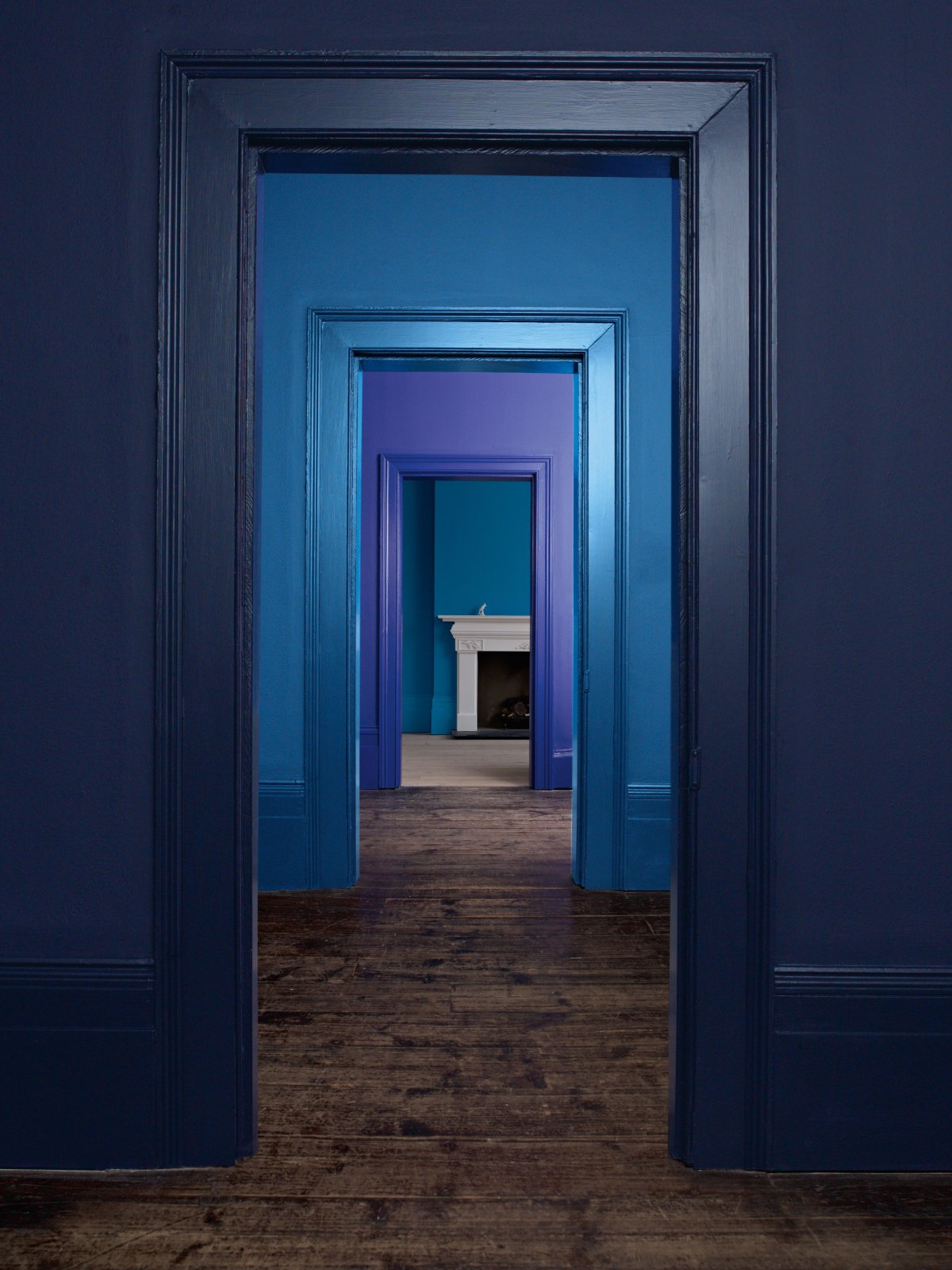 Голубые двери в интерьере