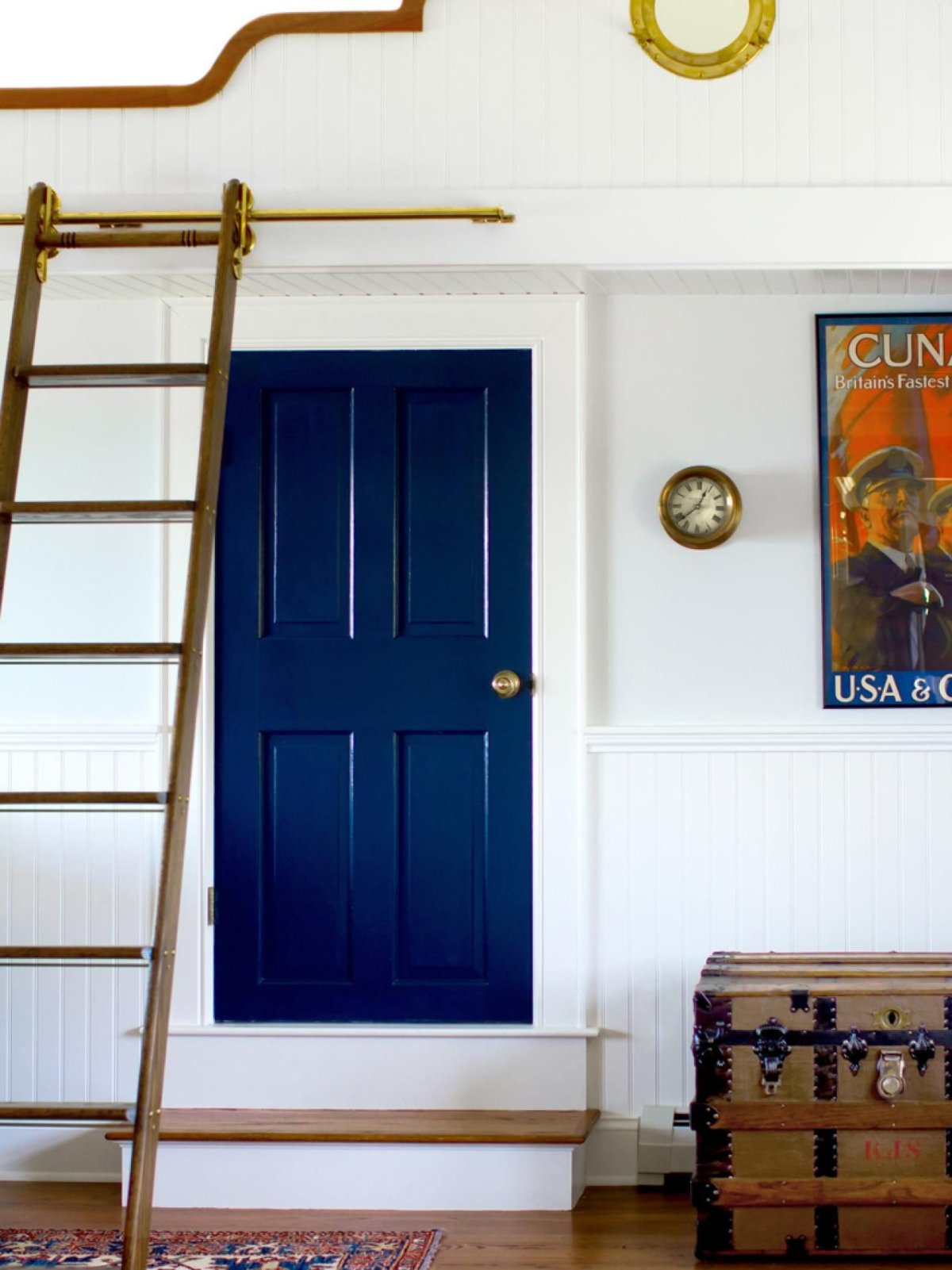 Серые двери в интерьере