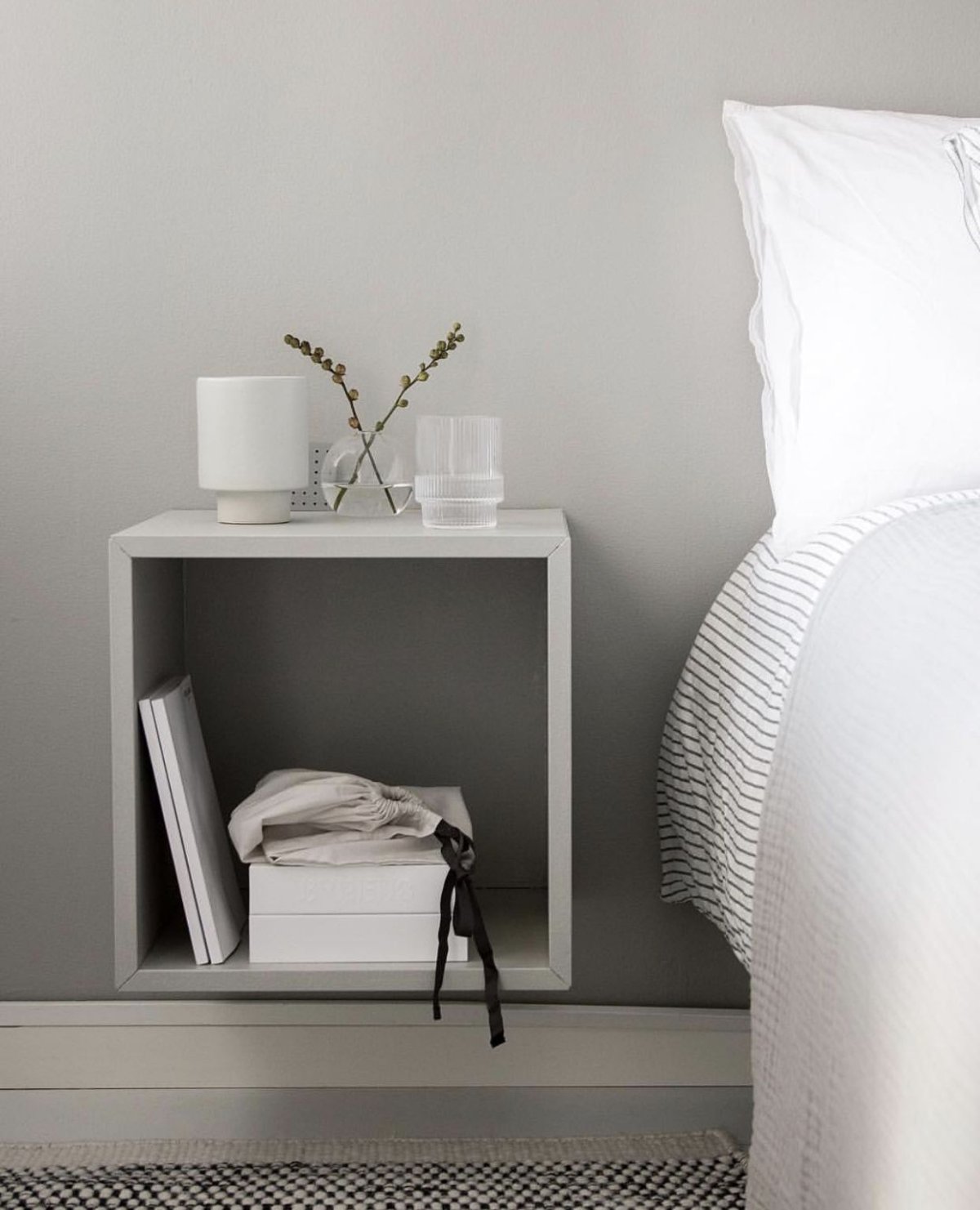 Прикроватные тумбочки Неоклассика