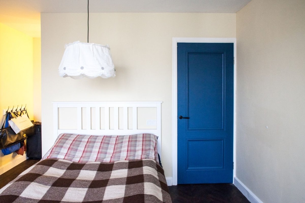 Синяя дверь в прихожей