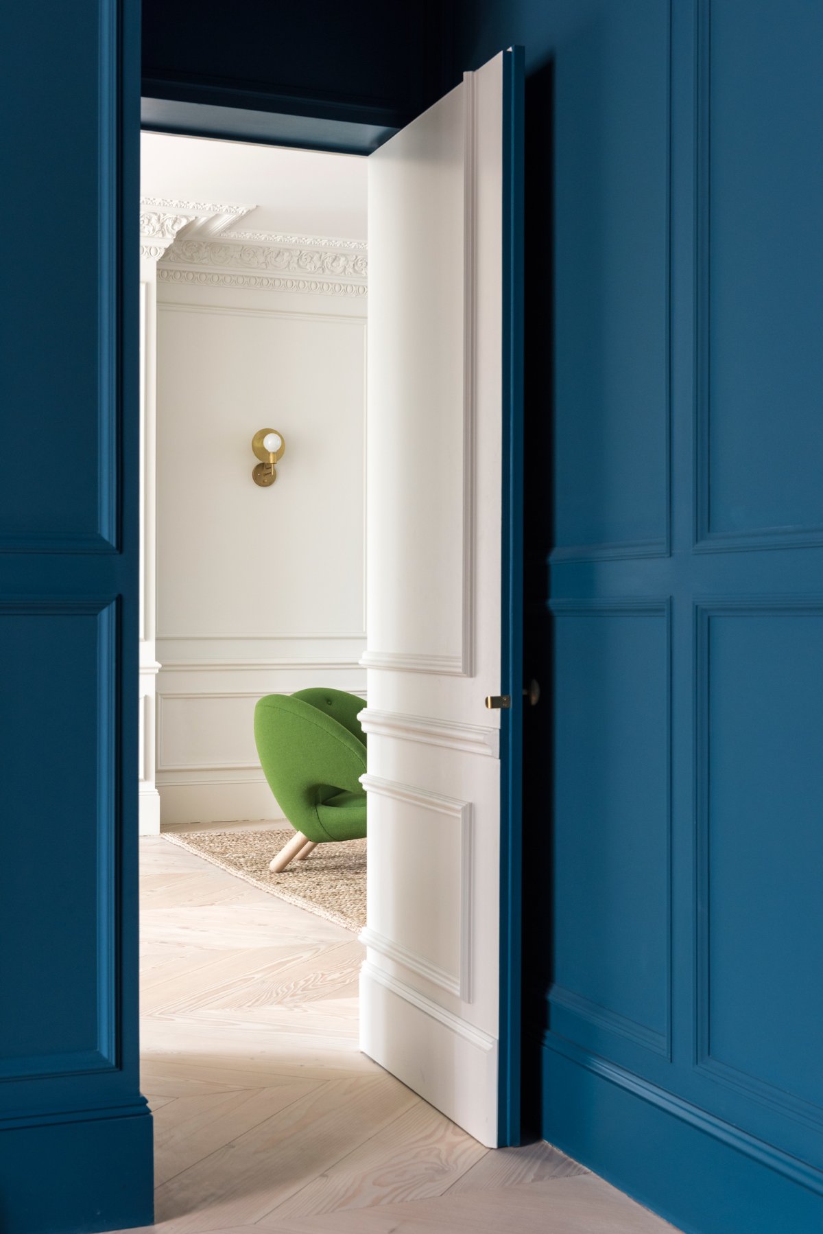 Голубые двери в интерьере