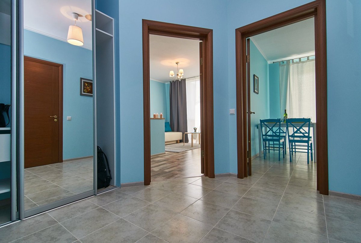 Коридор с разноцветными дверьми