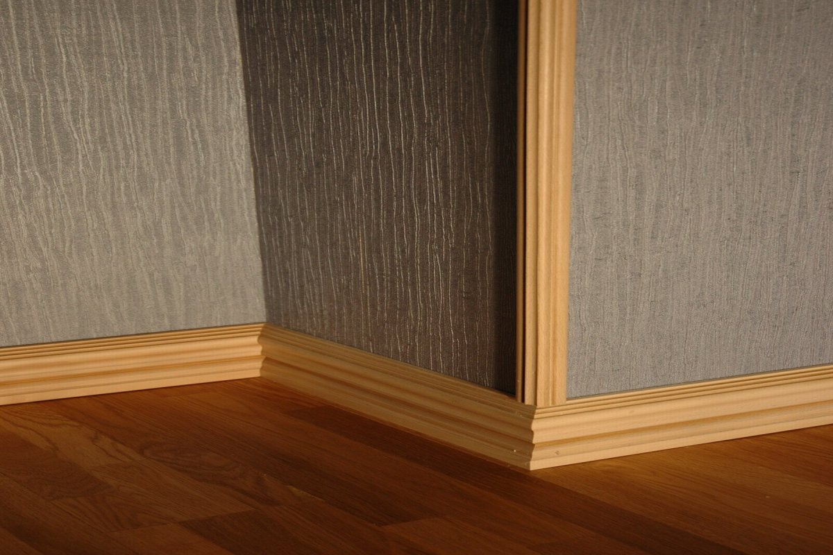 Плинтус на угол стены