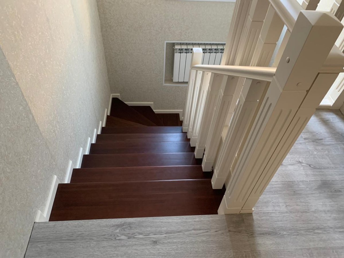 Лестница под цвет ламината