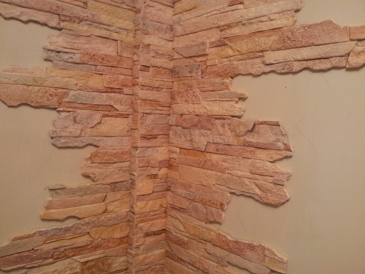 Отделка углов декоративным камнем в квартире