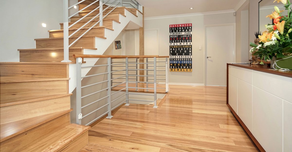 Ламинат на стене в интерьере лестницы