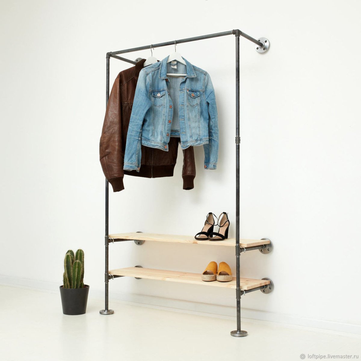 Стеллаж с вешалкой для одежды