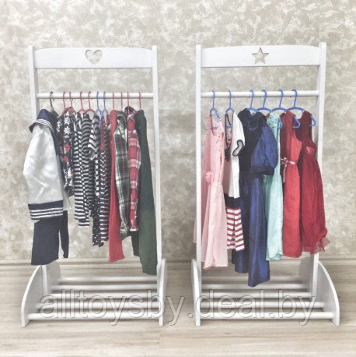 Платье на вешалке