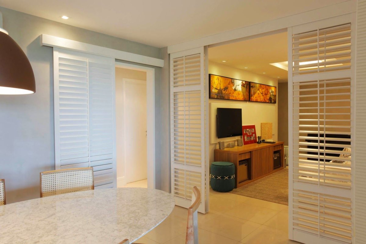 Перегородка из жалюзийных дверок