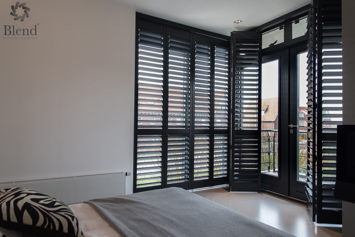 Деревянные жалюзи на панорамные окна