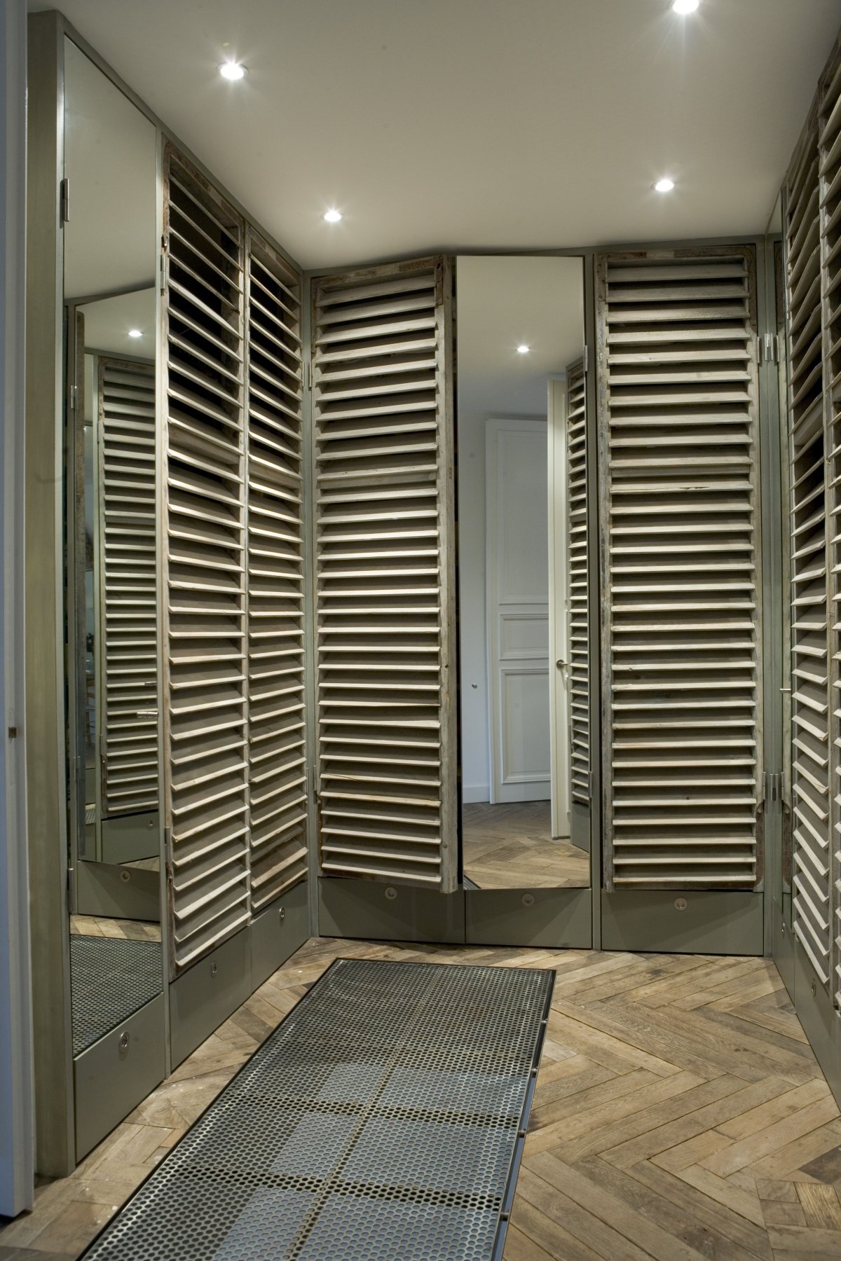 Жалюзийные дверцы для гардеробной