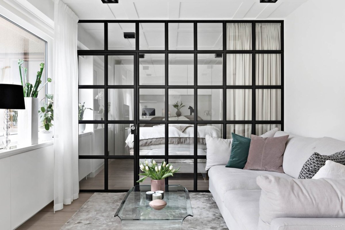 Кровать за шторой