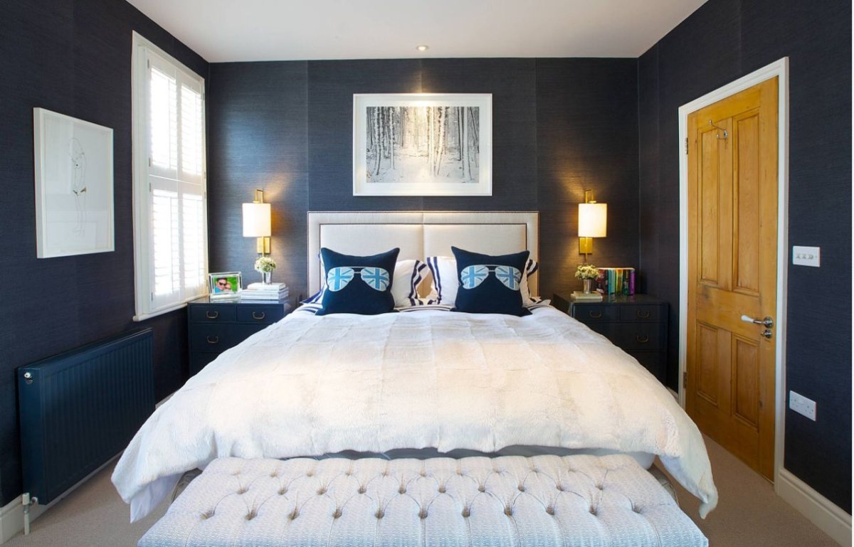 Спальня с темными стенами