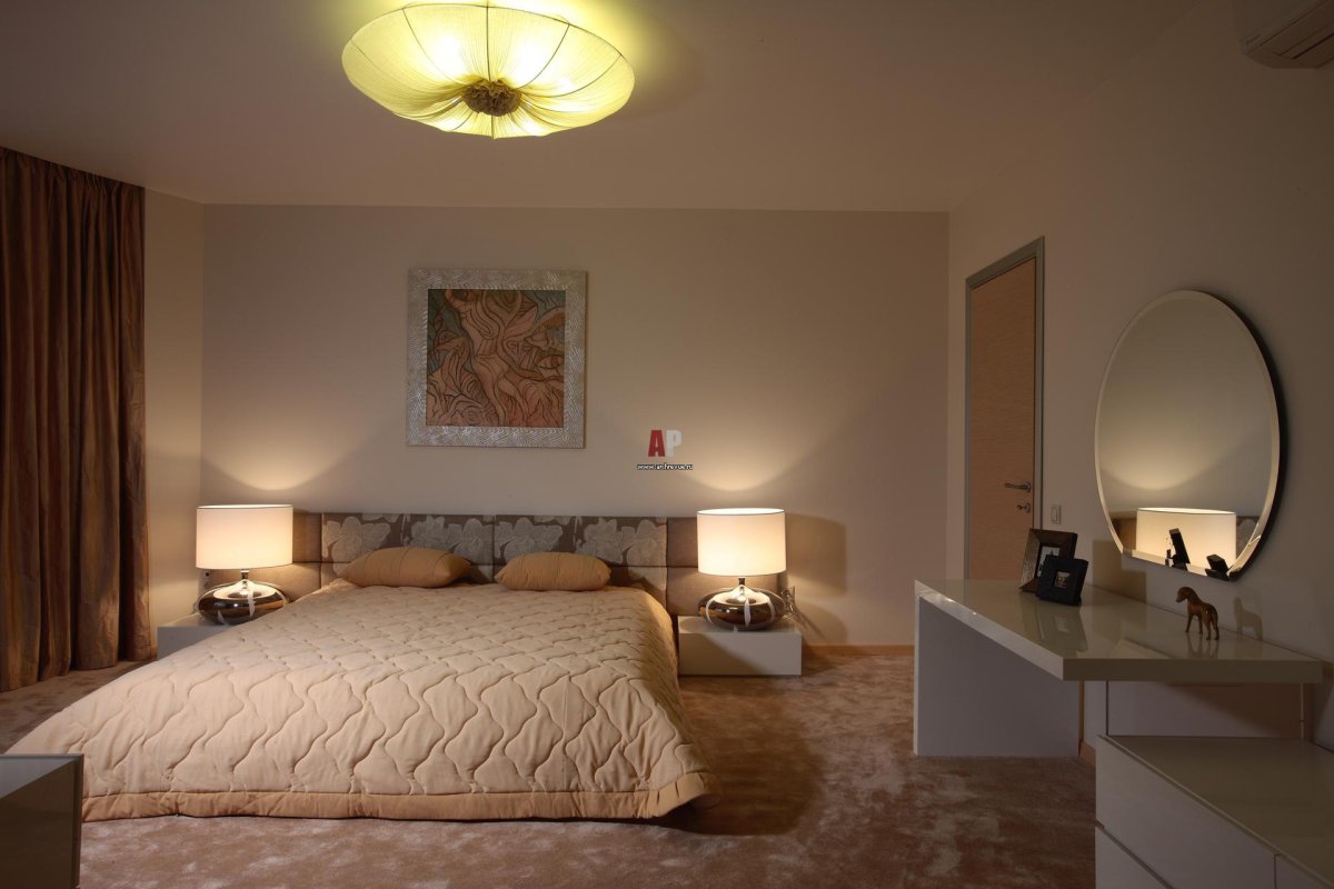 Бра с полочкой для спальни