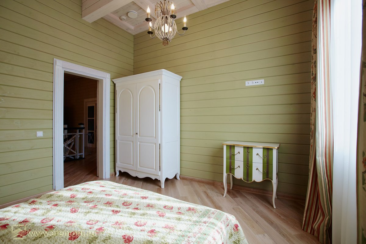 Покраска имитации бруса внутри дома