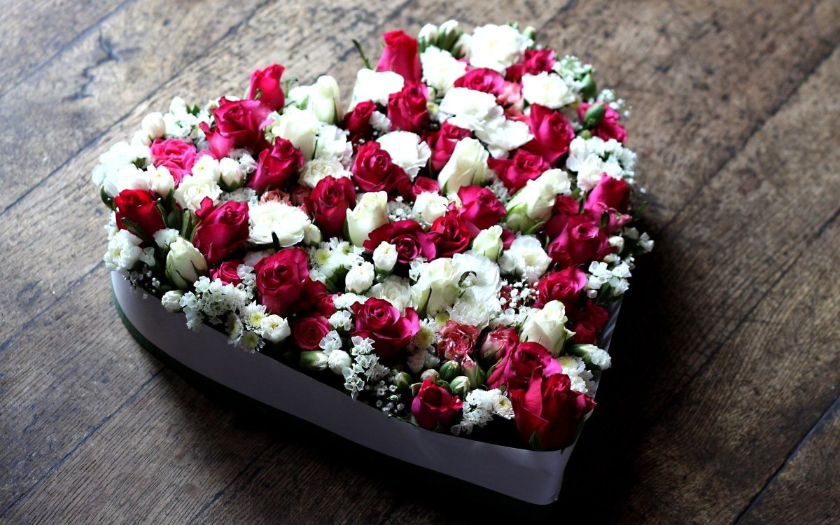 Букет цветов на полу