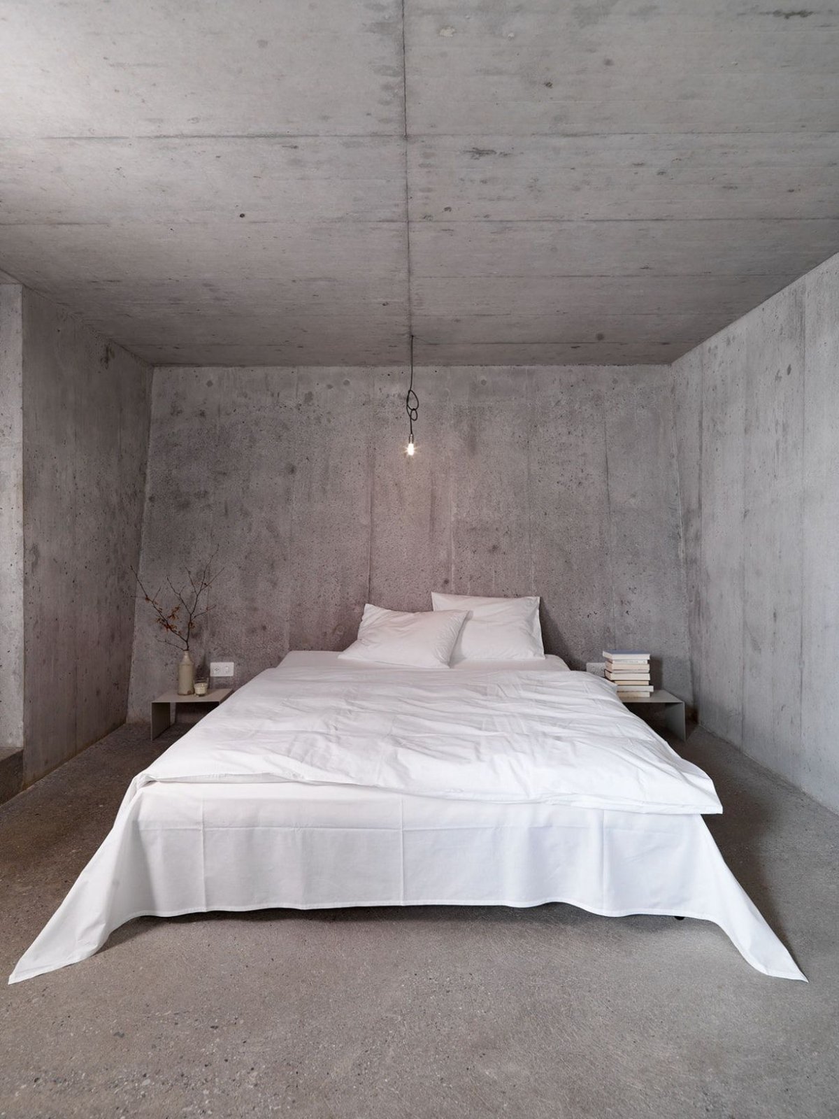 Бетонный потолок в спальне