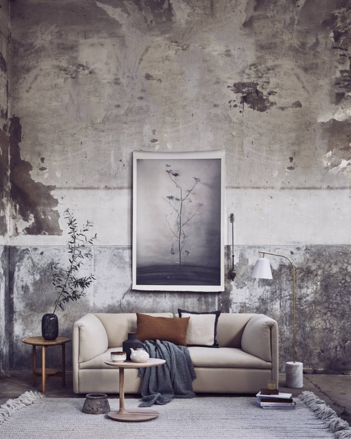 Бетонная стена в интерьере с картинами